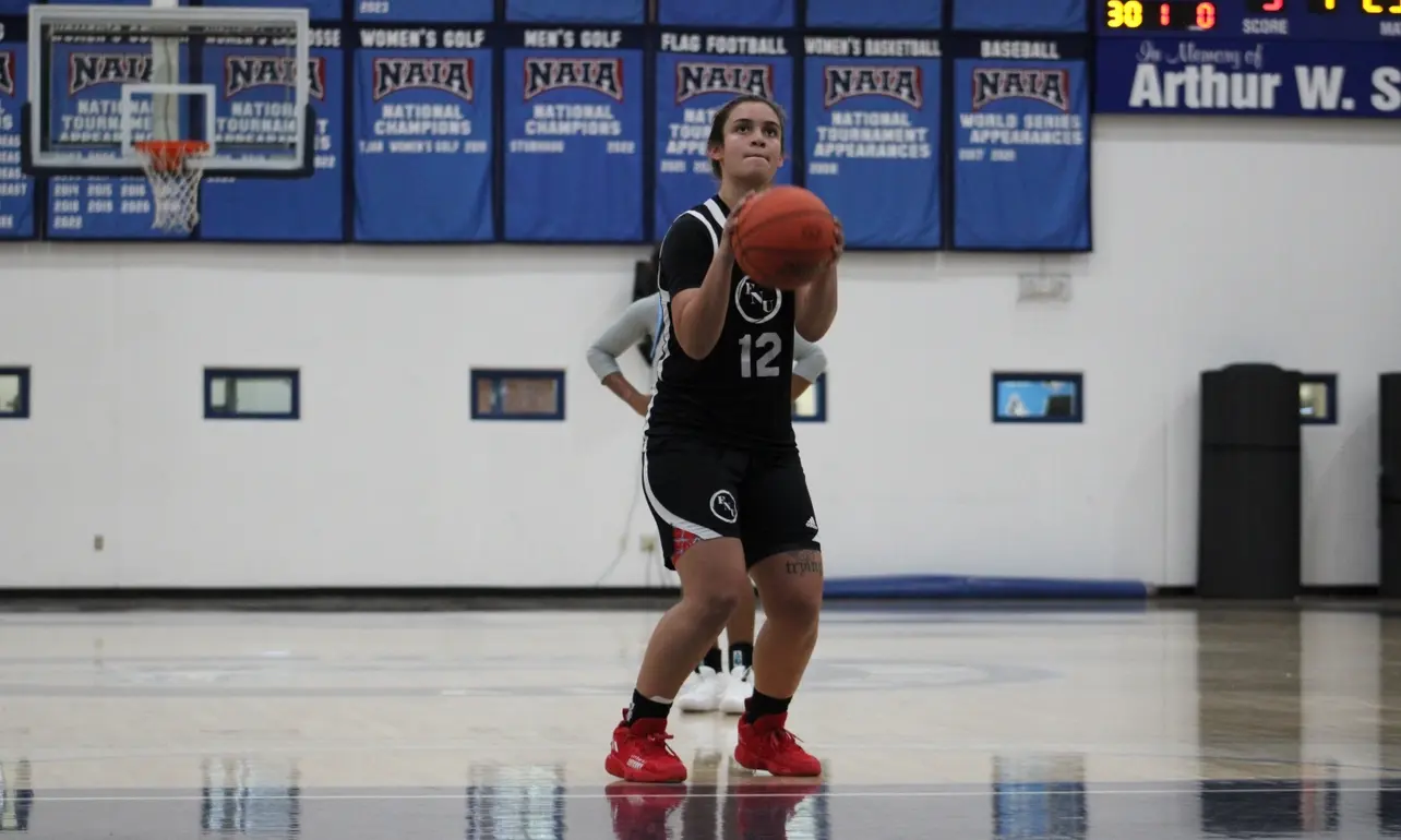 Women's basketball player Jullie Ruiz Paneto at free-throw line.